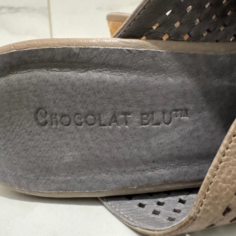 Chocolat Blu Wamblee Wedge Sandals 6.5 Taupe Leather Perforated Cork Platform‎